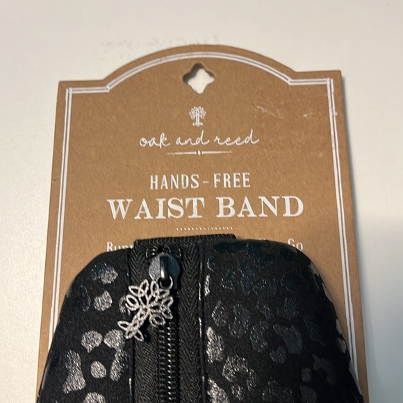 NWT Oak & Reed Hands Free Waist Band Animal Print. Black on black - Picture 3 of 5